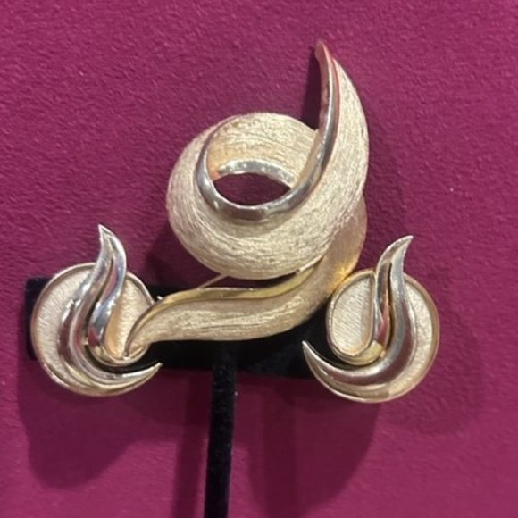 VTG Crown TRIFARI Brushed Gold Earrings and Brooch SET - Picture 4 of 7